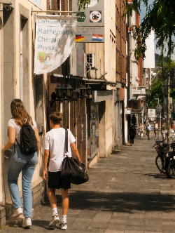 Hinter dem kleinen Eingang verbergen sich vier Lernräume mit liebevoller Einrichtung, ein Warteraum und eine Terasse.