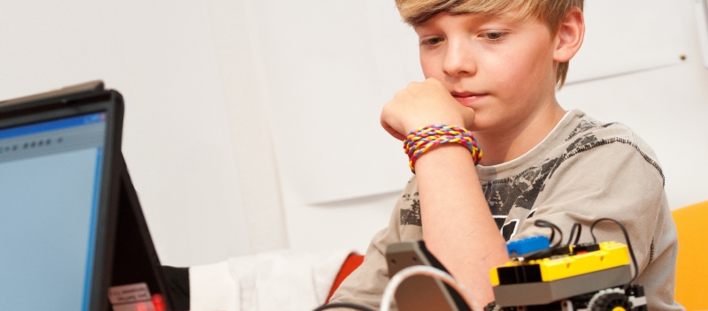 Ein Junge brütet über einem Problem zur Robotik